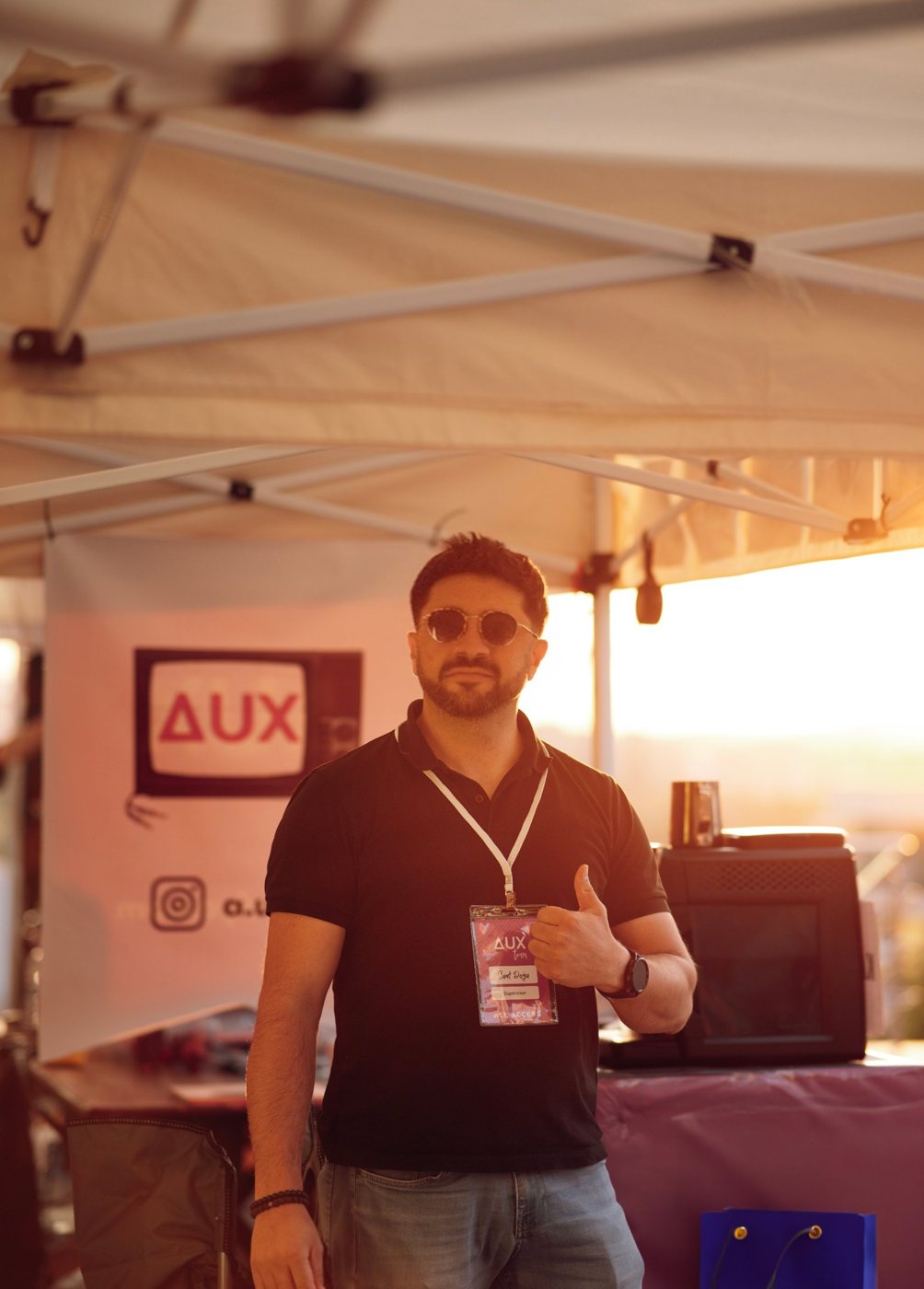 AUX Tour standında, gün batımında