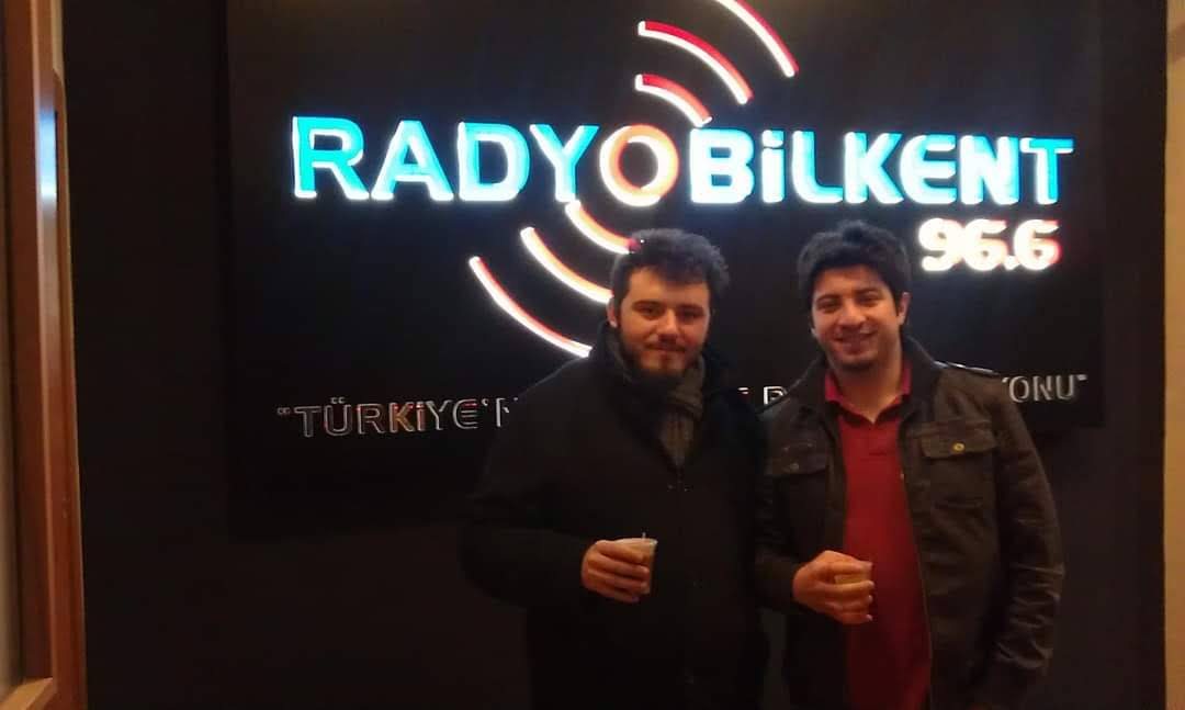 Radyo Bilkent 96.6 tabelası önünde
