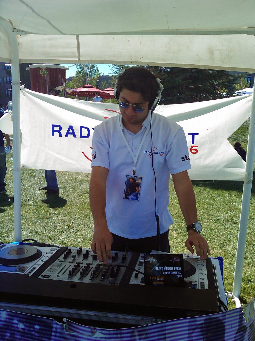 Radyo Bilkent etkinliğinde DJ setupı başında