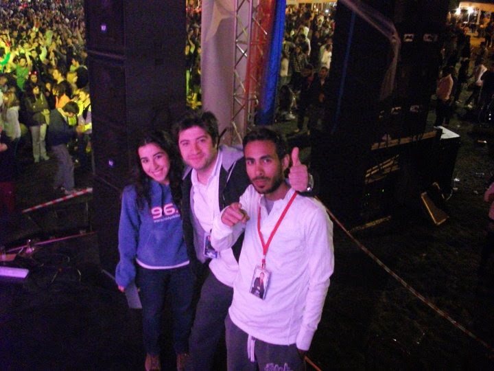 Festival sahnesinde radyo ekibiyle