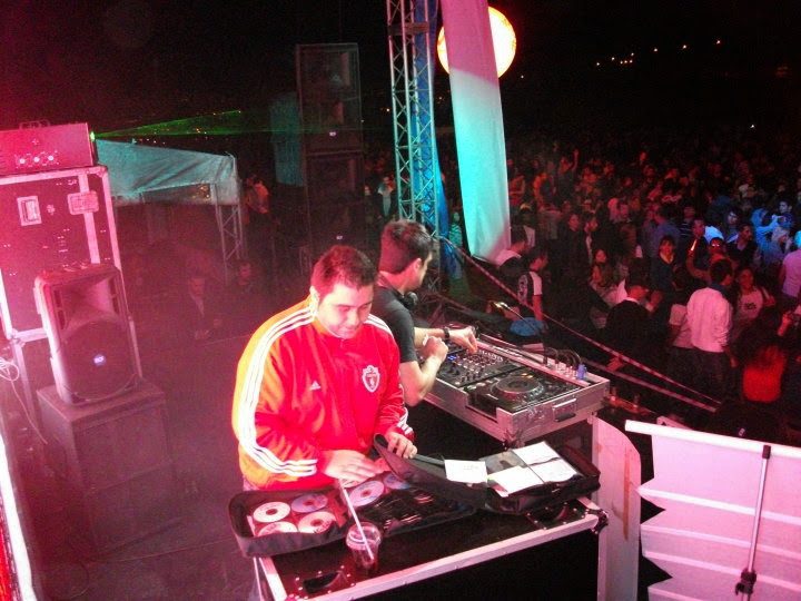 Gece açık hava partisinde DJ kabini