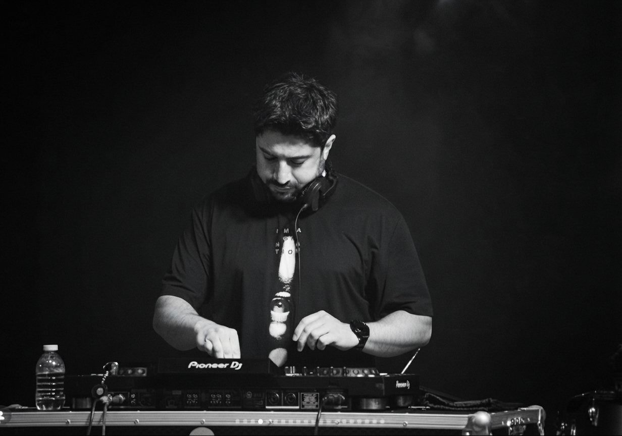 Siyah beyaz, DJ kontrolcüsü başında mix yaparken