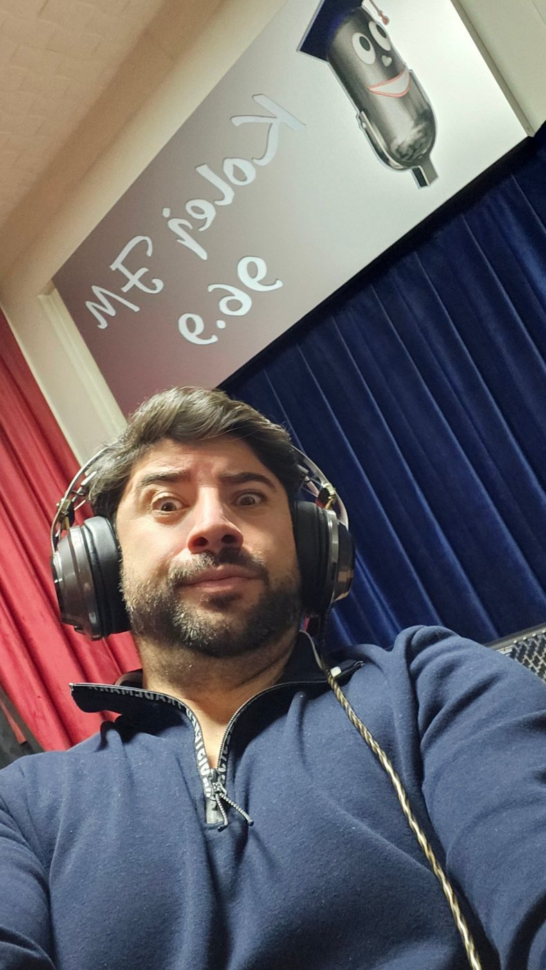 Stüdyoda kulaklıkla selfie