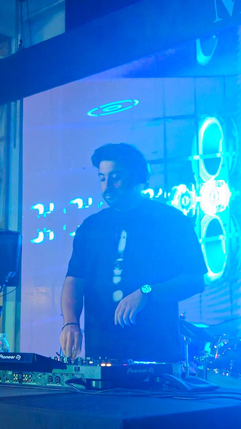 Mavi LED sahnede DJ performansı