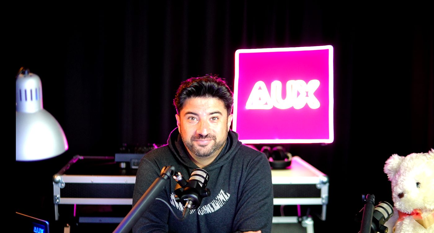 AUX stüdyosunda mikrofon başında